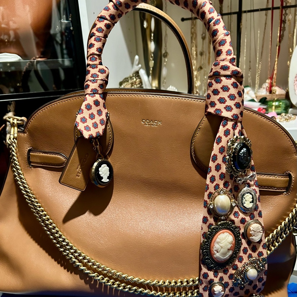 Coach Empire 40 in honey. Bag priced at 600 if you want the accessories extra